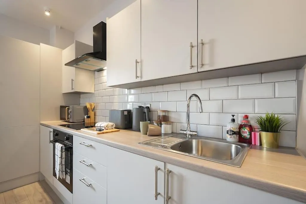Modern 2 Bed Apt, 7Ft Pool Table, Sheffield City Centre, Free Parking, Netflix - Hosted By Stay Host Save