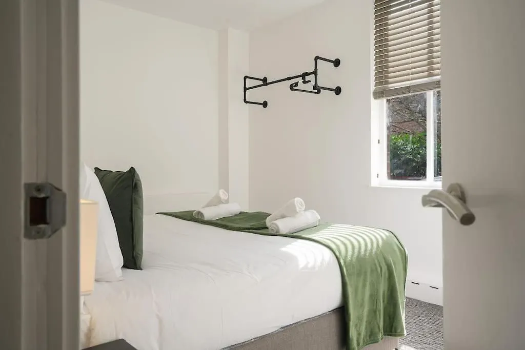 Modern 2 Bed Apt, 7Ft Pool Table, Sheffield City Centre, Free Parking, Netflix - Hosted By Stay Host Save 0*,
